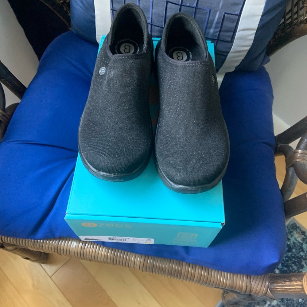 BZees women’s black shoes